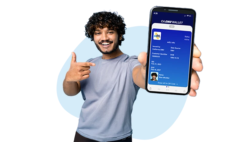 joven usando una licencia de conducir móvil
